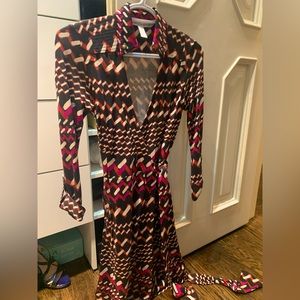 Diane Von Furstenberg wrap dress 100% silk size 2